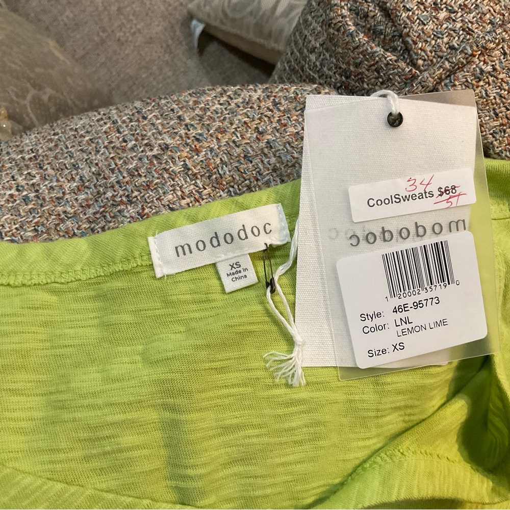 3/4 Sleeve V-Neck Tee w/ curve hem Mododoc - Picture 5 of 5